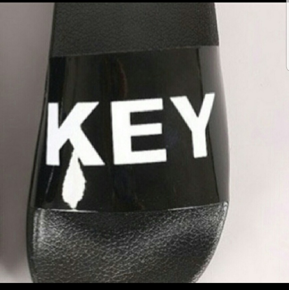 Keeping it lowkey trendy casual flip flops - Picture 3 of 3